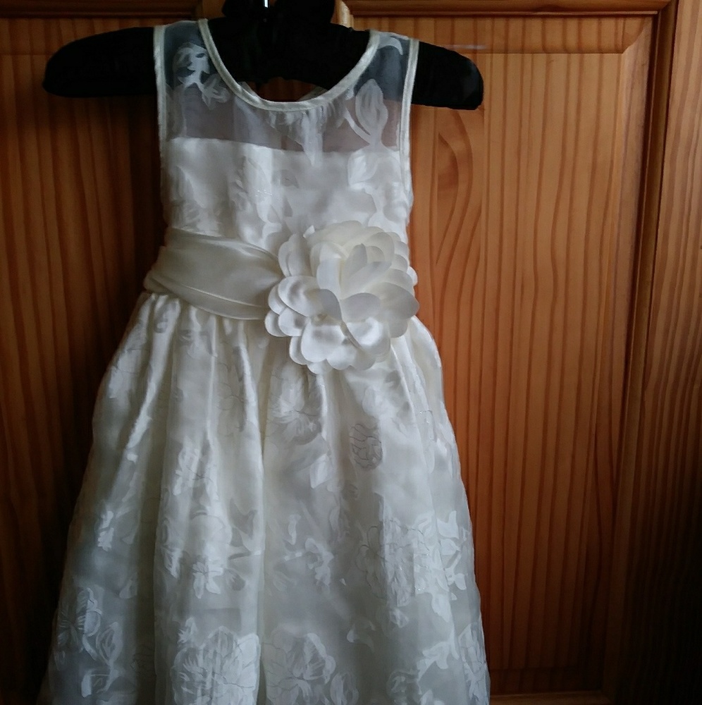 David's bridal. 2T flower girl ivory dress